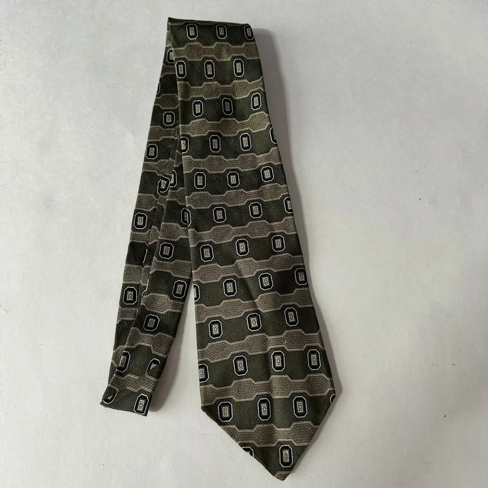 Geoffrey Beene Classic Mens Silk Tie Olive Geometric Medallion Italy Fabric
